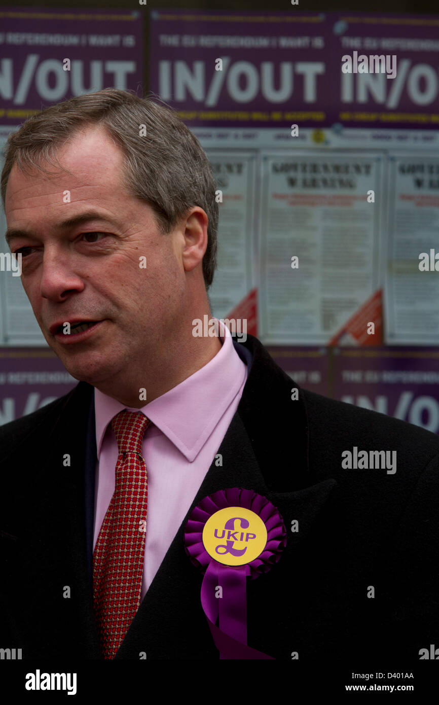 Ventisettesima Februrary 2013. Eastleigh Hampshire. Leader dell'UKIP Nigel Farage milita a favore di Diane James che è in esecuzione come un candidato parlamentare per il Eastleigh sedile. Il Eastleigh dall elezione entra nel suo ultimo giorno con i partiti politici facendo una spinta finale per i voti degli elettori prima di andare alle urne il giovedì 28 febbraio Foto Stock