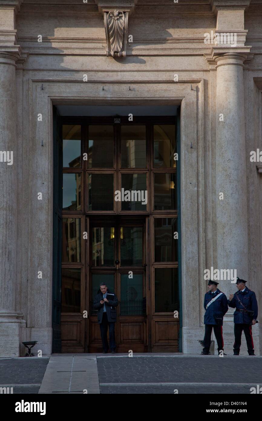 Ingresso a italiano il Senato edificio con una persona di lasciare alle porte e due poliziotti in stand by e mantenere la protezione. Foto Stock