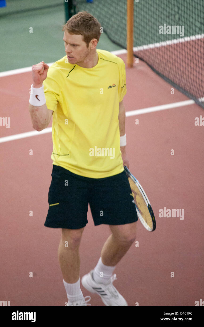 Cardiff, Regno Unito. Mercoledì 27 febbraio 2013. Edward Corrie celebra la vittoria al suo match contro Davy somma durante il round 2 della ITF Aegon GB Pro-Series alla Welsh National Tennis Center, Cardiff, Galles, nel Regno Unito il 27 febbraio 2013. Foto Stock