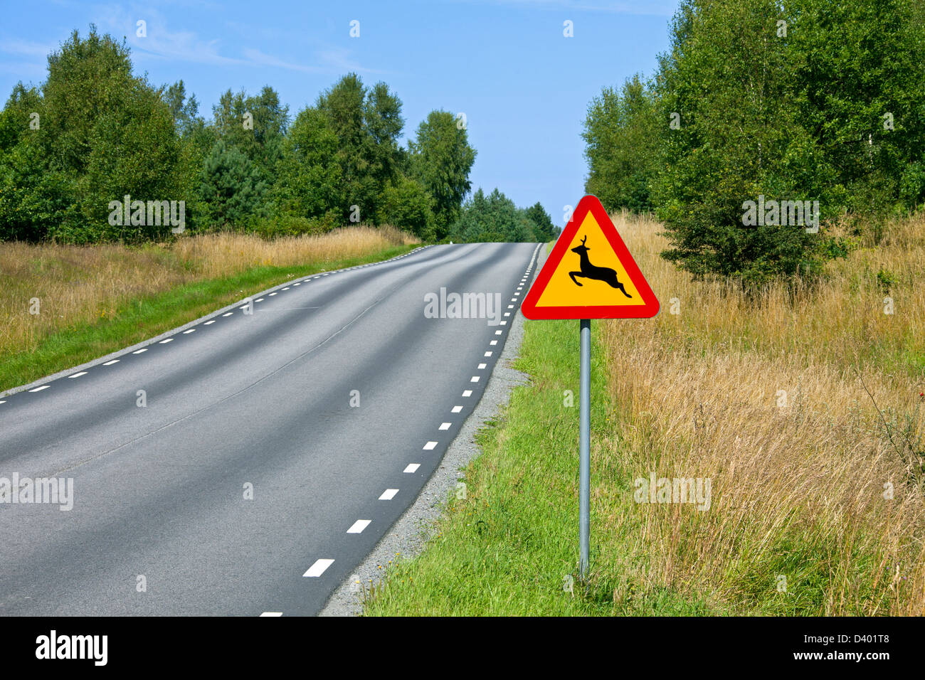 Il traffico un segnale di avviso nella zona rurale per cervi e altri animali selvatici attraversando la strada Foto Stock