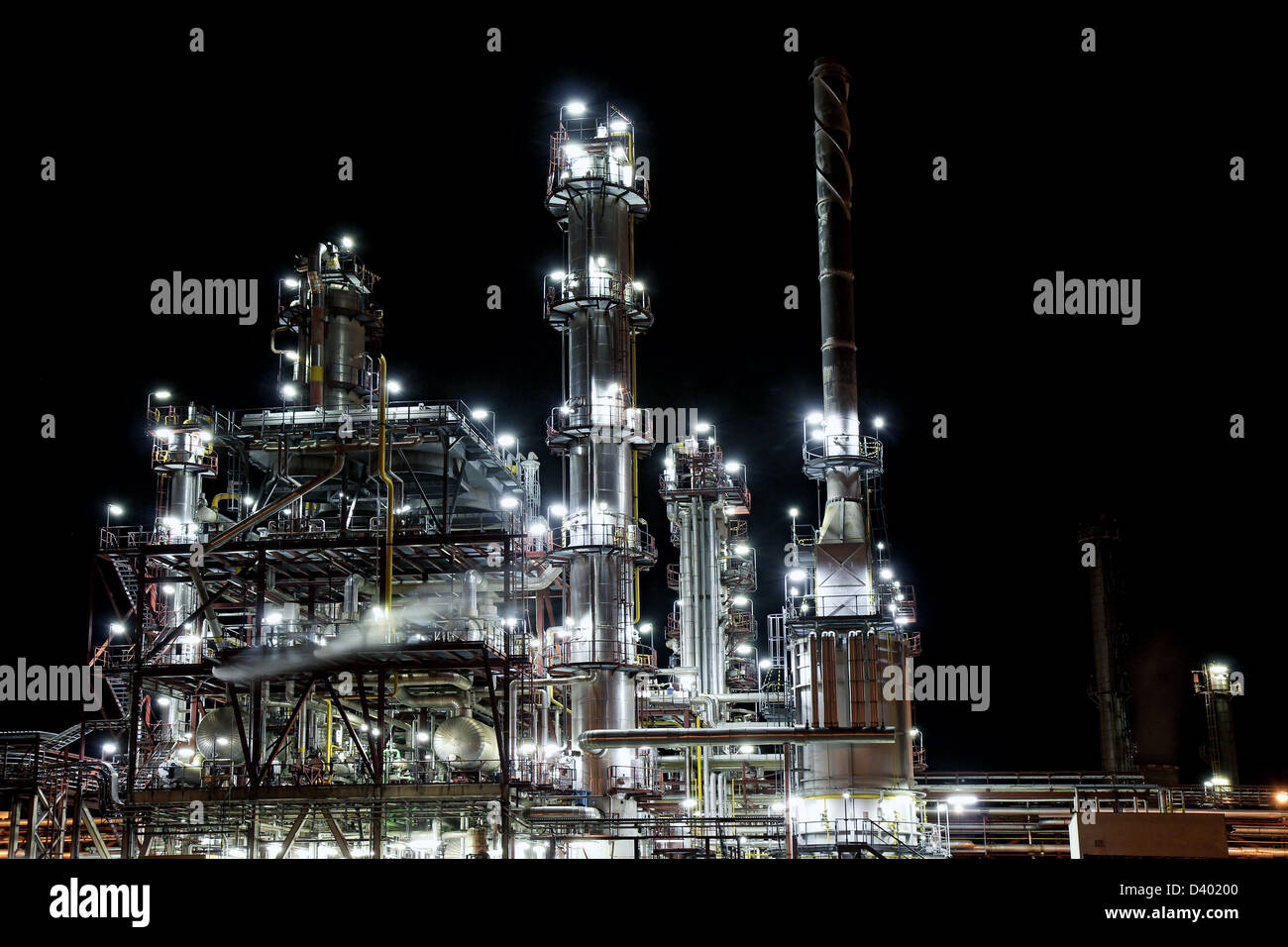 Raffineria di notte la fabbrica per la produzione di benzina Foto Stock