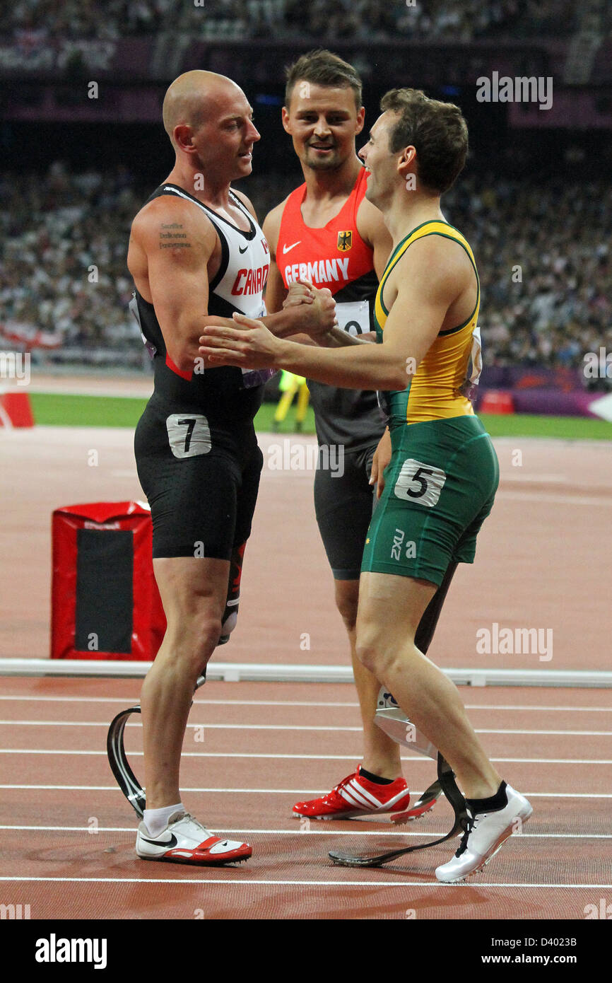 Earle Connor (CAN) si congratula con Scott Reardon (AUS) & Heinrich Popow (GER) in Mens 100m T42 di Londra del 2012 Giochi Paralimpici. Foto Stock