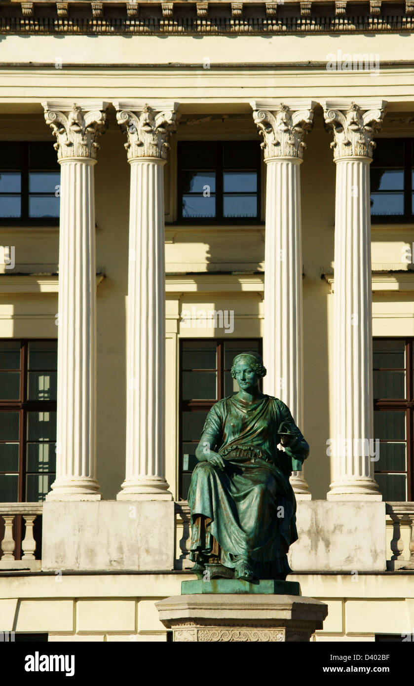 Un monumento di fronte alla biblioteca pubblica, Polonia,Poznan Foto Stock