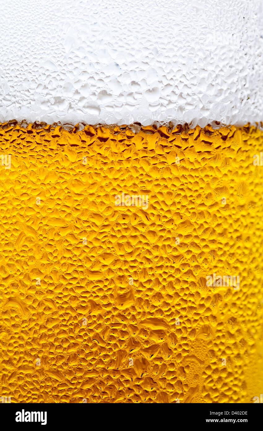 Close-up di gocce di condensa su di un bicchiere di birra lager a freddo Foto Stock