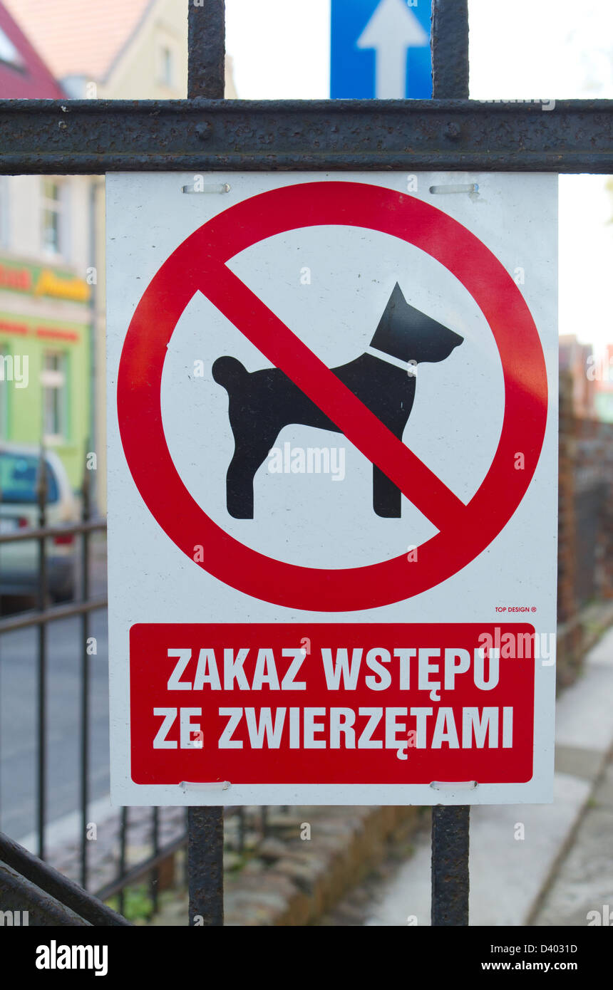 Treptow an der Rega, Polonia, cane segno di avvertimento su una recinzione Foto Stock