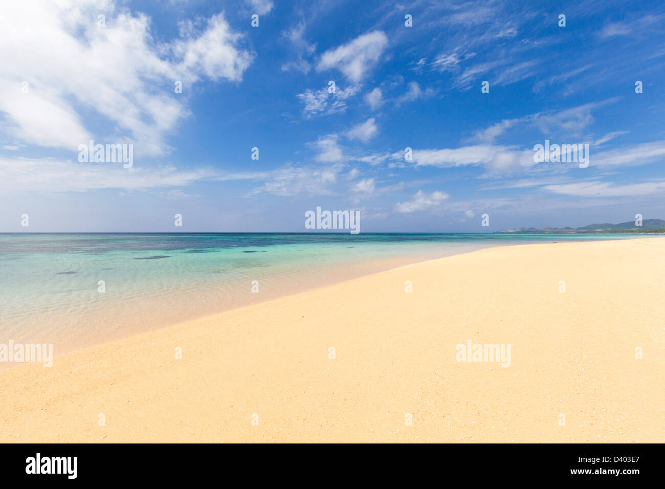 Spiaggia di sabbia incontaminate e acque turchesi su un soleggiato e tranquillo giorno. Tramonto sulla spiaggia di Isola di Ishigaki Prefettura di Okinawa in Giappone Foto Stock