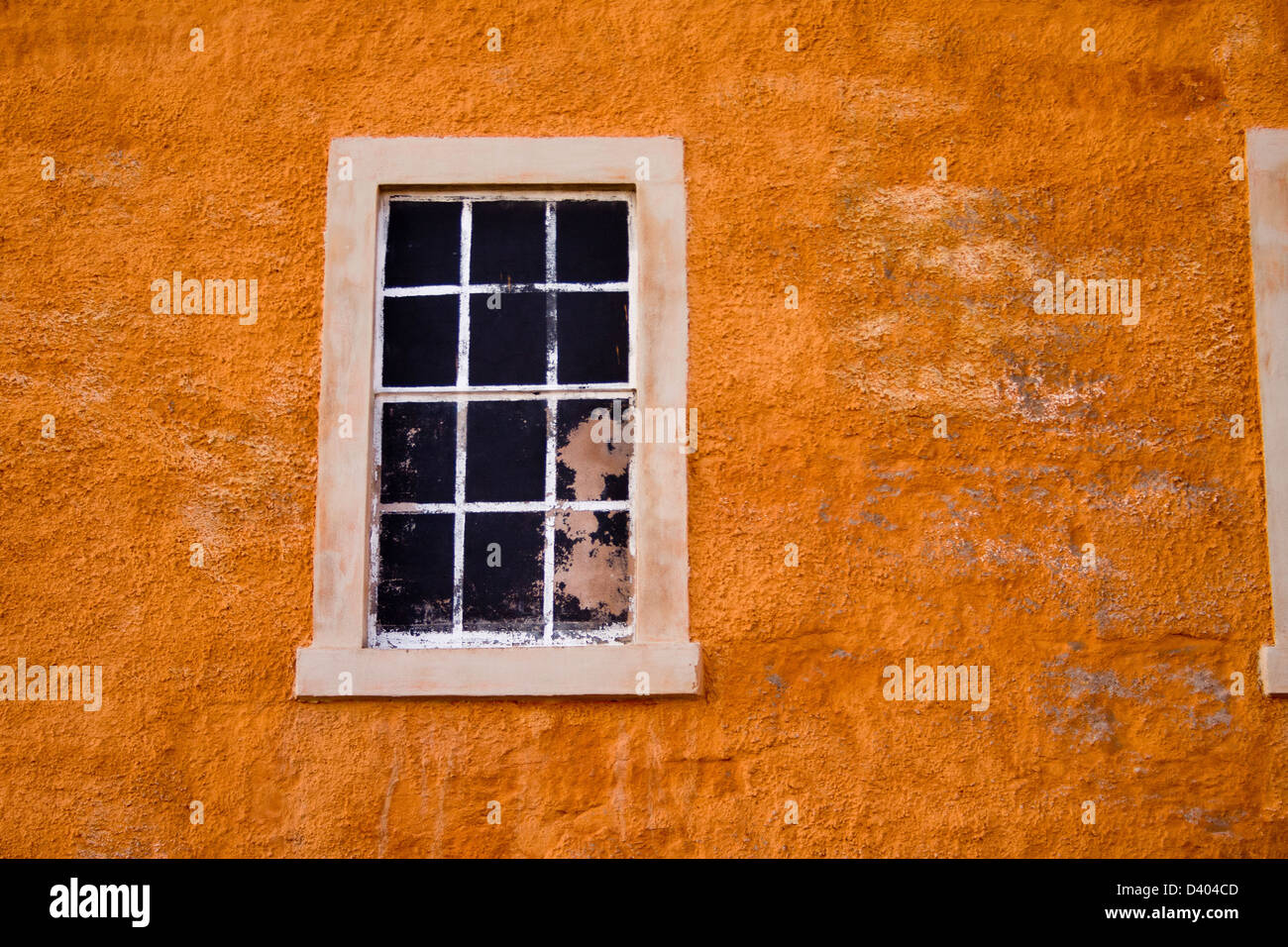 Parete arancione con finestra bianca nel villaggio di pescatori di Pittenween Scozia. Foto Stock