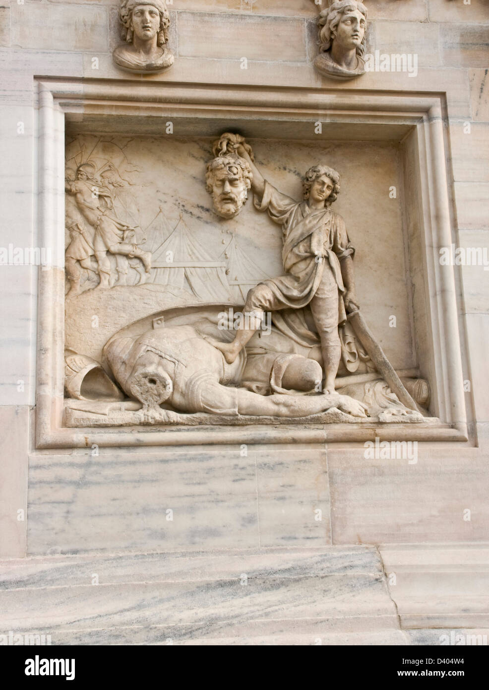 La scultura in rilievo sulla facciata della Cattedrale di Milano Duomo di Milano Lombardia Italia Europa Foto Stock