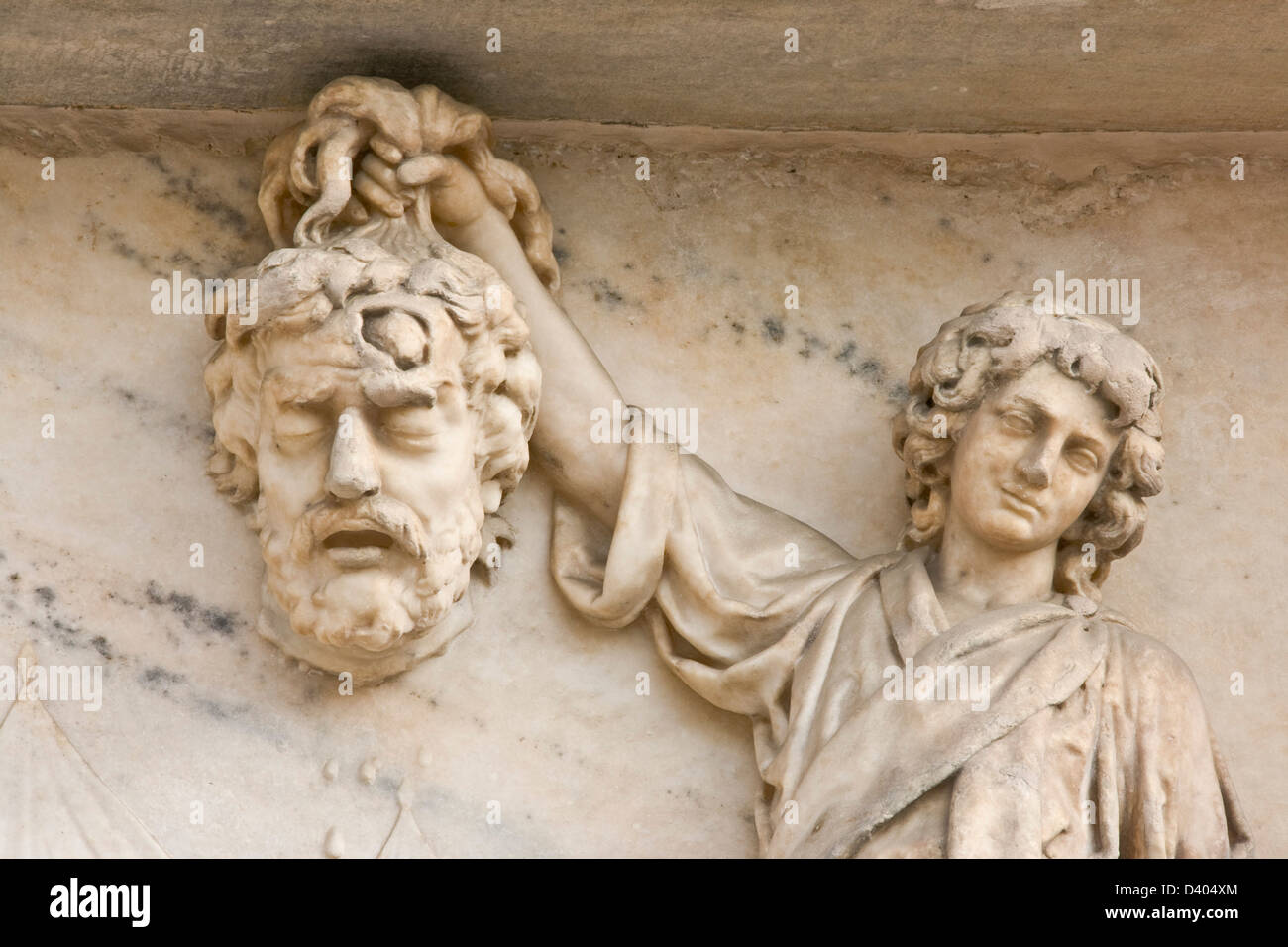 La scultura in rilievo sulla facciata della Cattedrale di Milano Duomo di Milano Lombardia Italia Europa Foto Stock