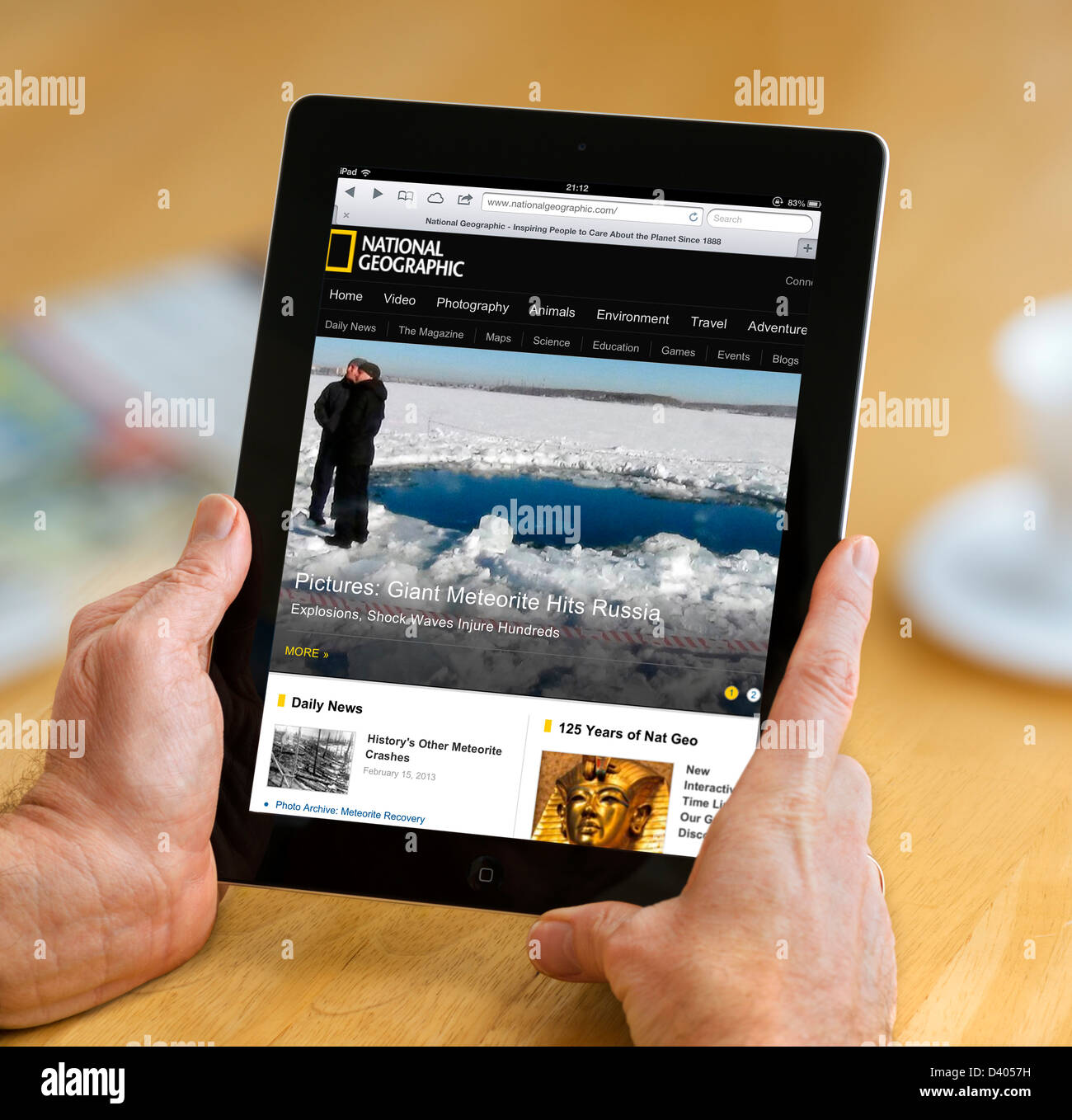 Il National Geographic sito web visualizzato su una quarta generazione di iPad Foto Stock