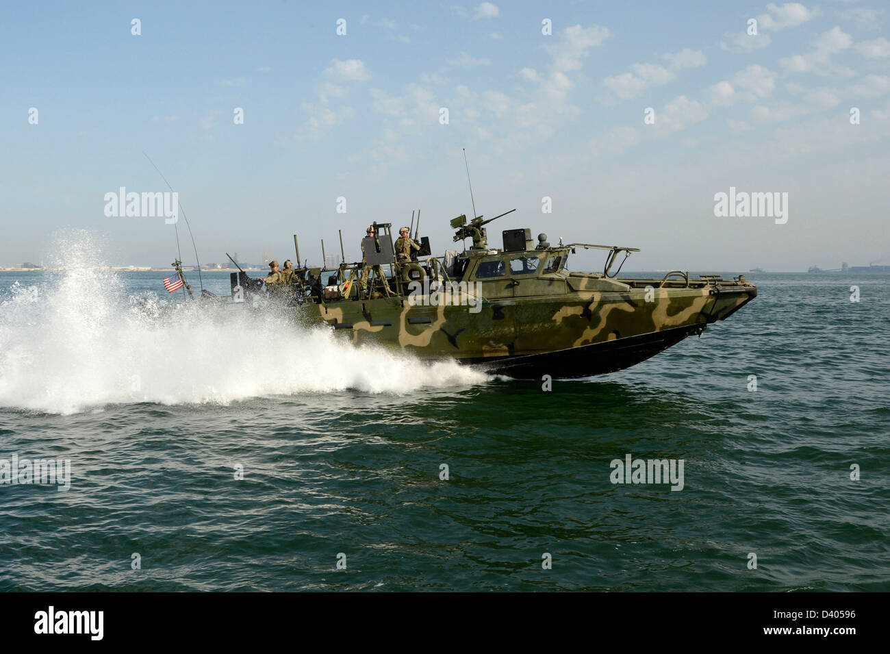 US Navy SEALS condurre operazioni di pattugliamento Febbraio 23, 2013 nel porto di Bahrain. Foto Stock