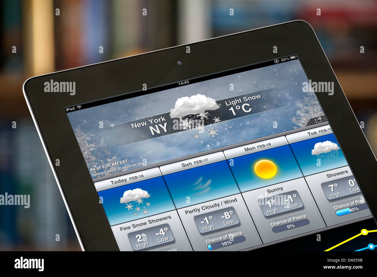 Guardando le previsioni per la città di New York sul canale meteo app Weather.com ( ) su un iPad 4 Foto Stock