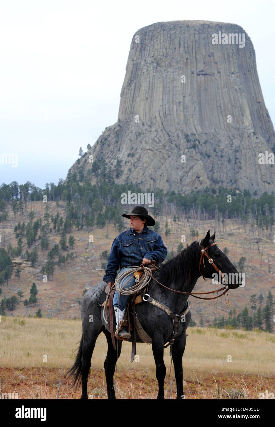 Devils Tower, Bear Lodge con i cowboy in nero sulle colline vicino a Hulett Wyoming, Ingneous intrusione di laccolith in Black Hills, Foto Stock