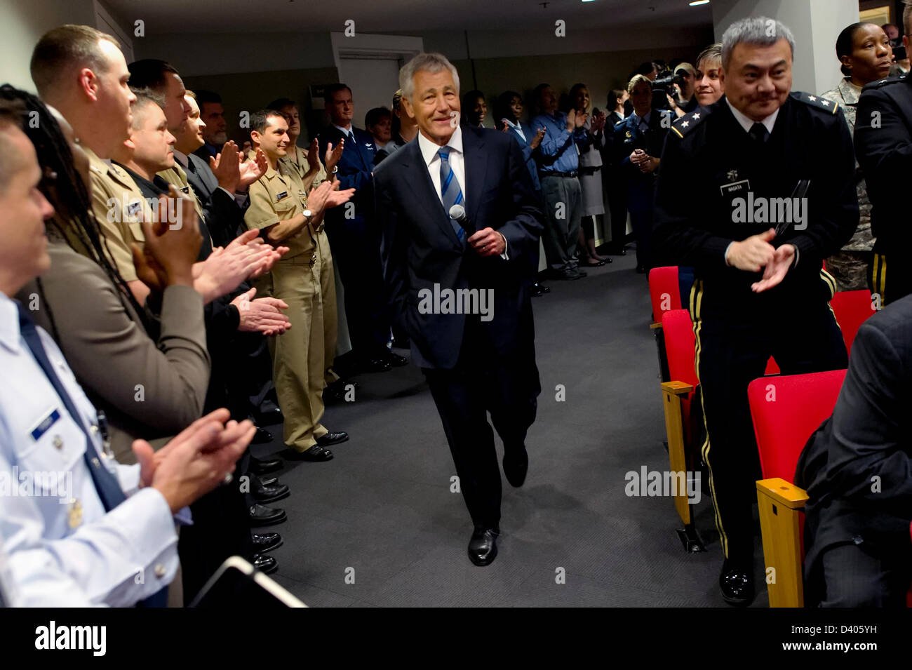 Il nuovo segretario alla difesa Chuck Hagel arriva al Pentagono Auditorium per affrontare i dipendenti e i membri del servizio durante un tutte le mani chiamata su Hagel il primo giorno al Pentagono, 27 febbraio 2013. Hagel in precedenza ha preso il giuramento di servire come il ventiquattresimo segretario. Foto Stock