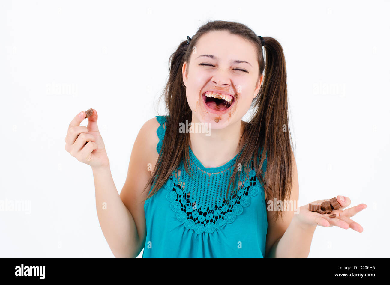Un insaziabile ragazza ragazza con un pezzo di cioccolato Foto Stock