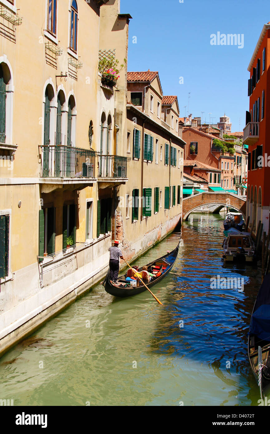 Gondoliere nella sua gondola sul Canal da qualche parte a Venezia, Italia Foto Stock