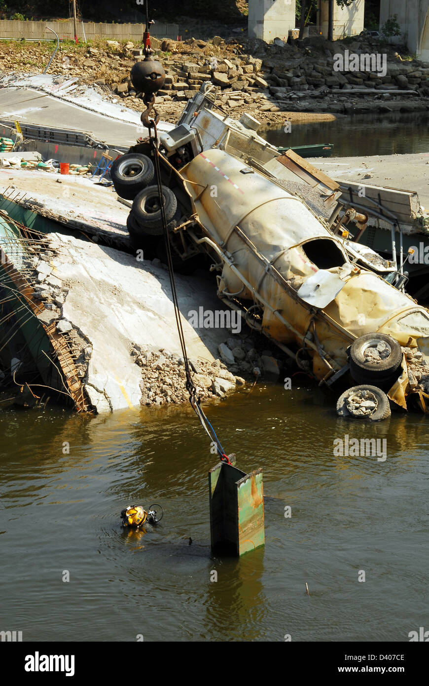 Un subacqueo della Marina aiuta a recuperare un carrello trainato dal fiume Mississippi come risultato della I-35 crollo del ponte 9 Agosto 2007 a Minneapolis, MN. Il ponte è crollata improvvisamente durante la serata Rush Hour su Agosto 1, 2007 uccidendo 13 persone e il ferimento di altre 145. Foto Stock