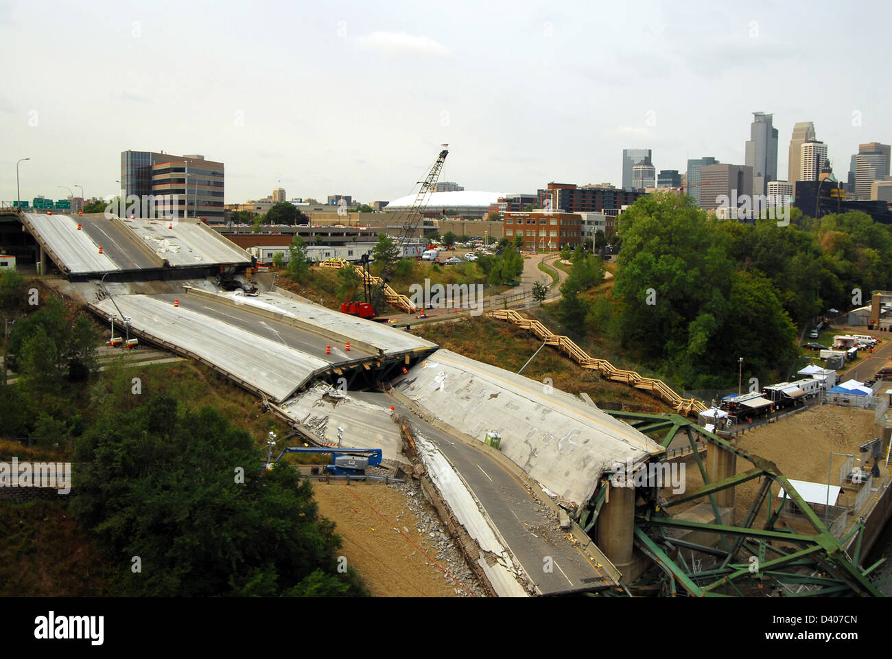 Vista dei resti della I-35 bridge crollo Agosto 14, 2007 a Minneapolis, MN. Il ponte è crollata improvvisamente durante la serata Rush Hour su Agosto 1, 2007 uccidendo 13 persone e il ferimento di altre 145. Foto Stock