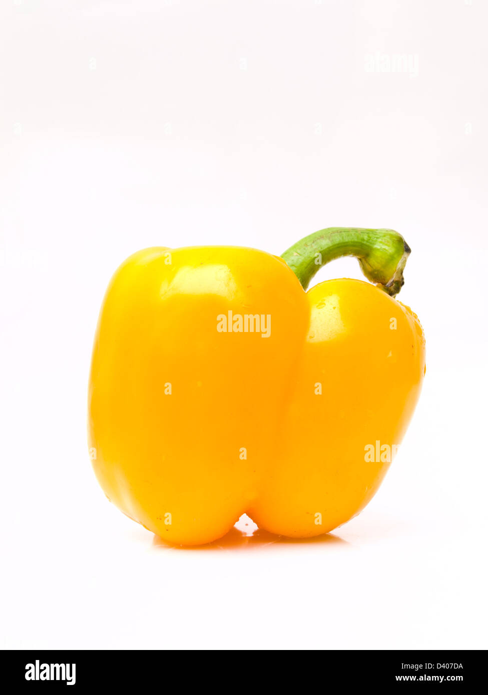 Freschi di peperone giallo, Capsicum annuum, isolato su sfondo bianco Foto Stock