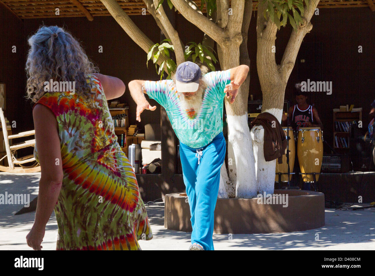 Invecchiamento expat hippies dancing in Todos Santos, Baja, Messico Foto Stock