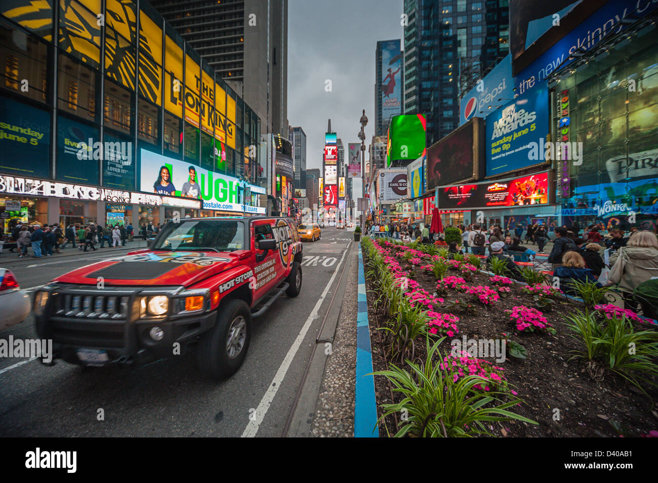 Un caldo 97.com promo auto cruising attraverso New York Times Square Foto Stock
