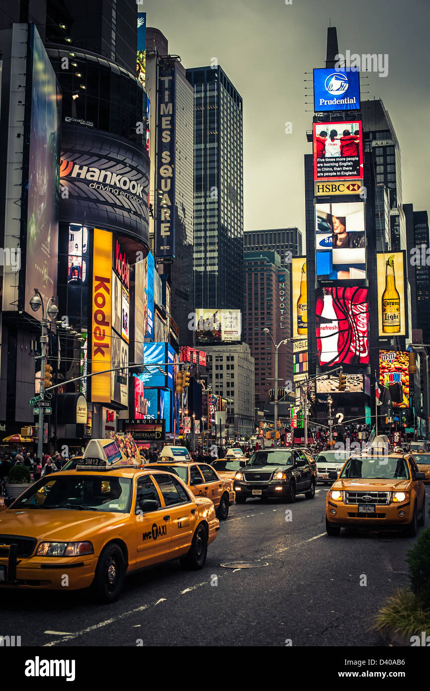 Taxi a New York Times Square di notte Foto Stock