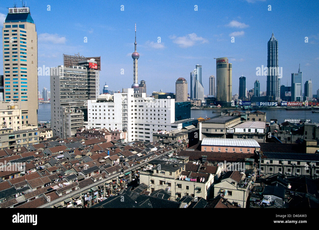 Vista panoramica della vecchia Shanghai con Hutong storici lungo il Bund con alto e moderno edificio di Pudong in background Foto Stock