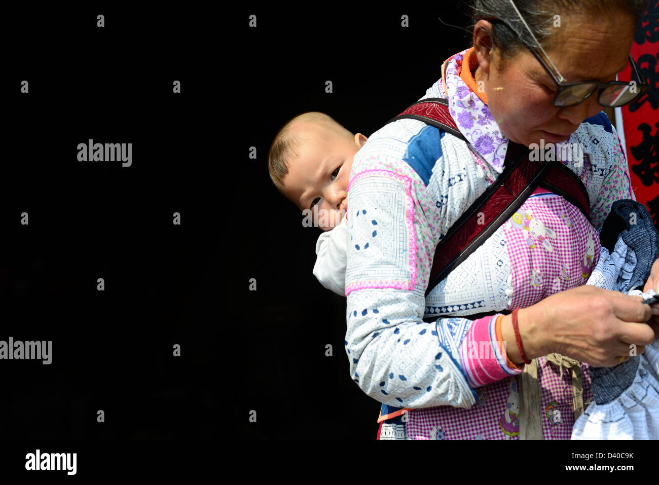 Una minoranza Miao donne con suo nipote. Foto Stock