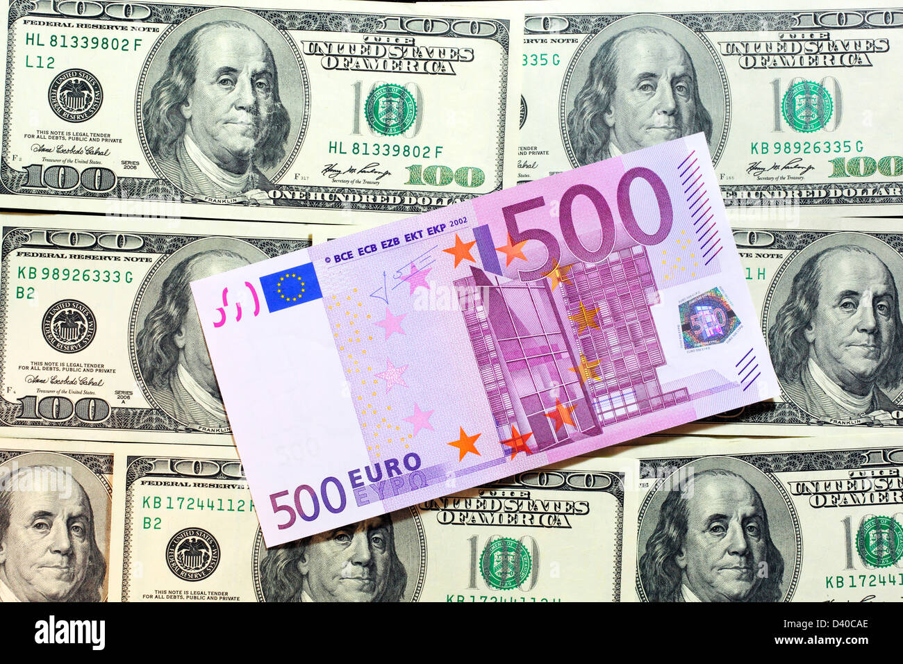 Banconota da 500 Euro e e 100 dollari banconote come sfondo Foto stock -  Alamy