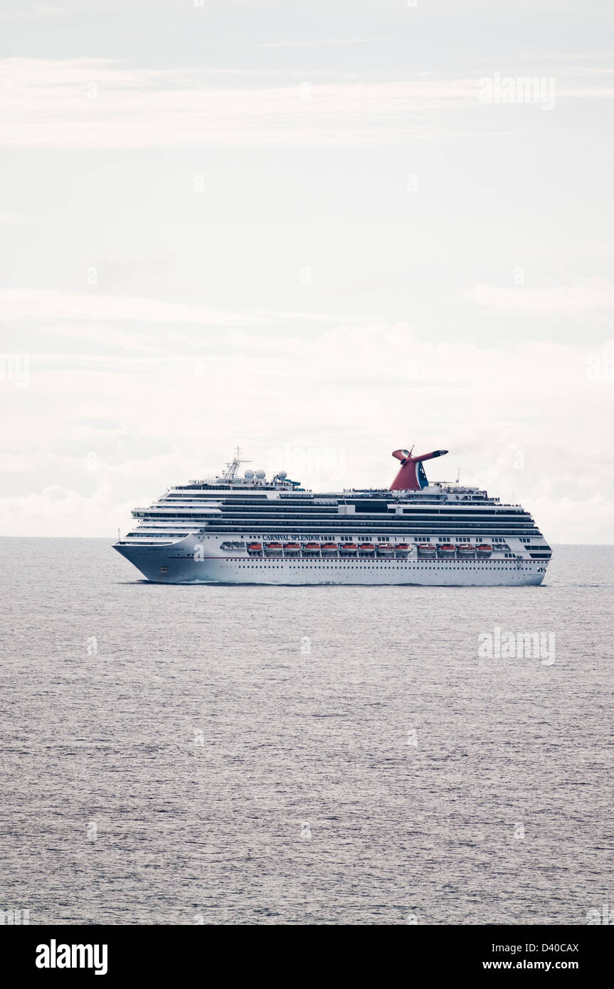 La nave da crociera Carnival Splendor verso l'esterno legato dal Porto di Honolulu. Foto Stock