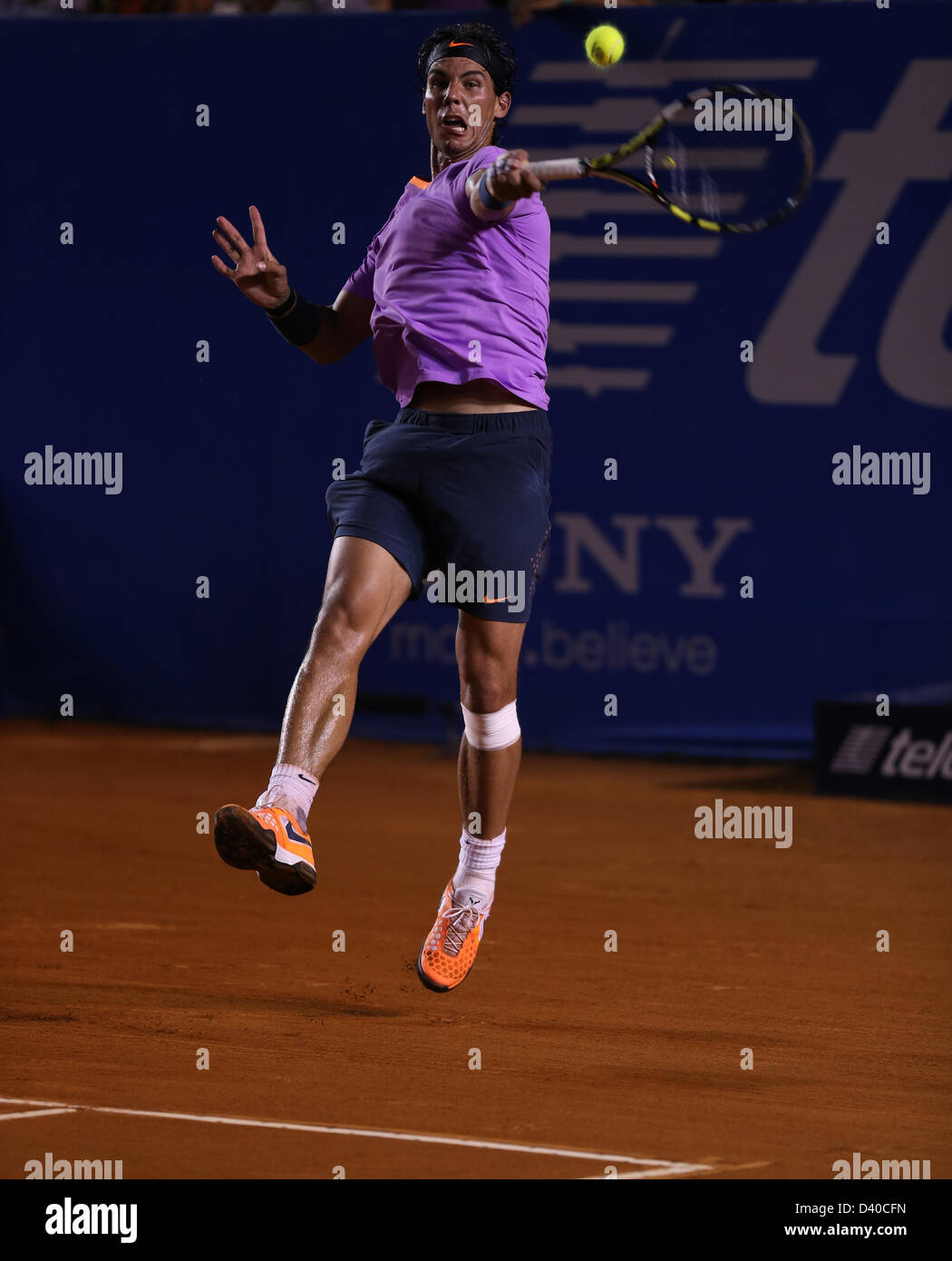 Acapulco, Messico. Il 27 febbraio 2013. Mexican Open di Tennis 2013, Rafael Nadal di Spagna colpisce un diretti contro Martin Alund dell Argentina. Credito: Mauricio Paiz / Alamy Live News Foto Stock