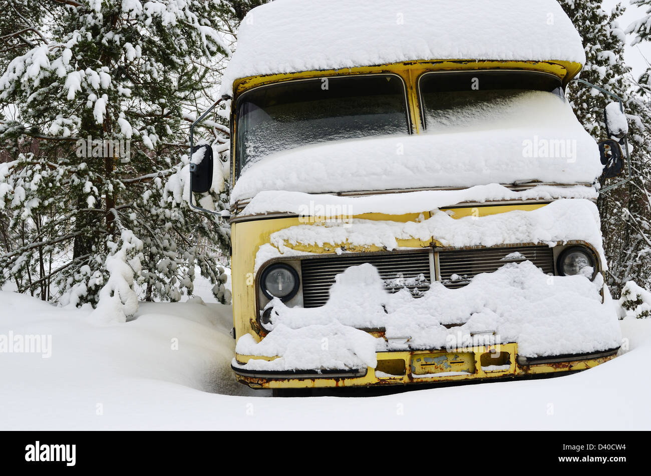 Vecchio bus pregiati ricoperti di neve invernale in Finlandia Foto Stock