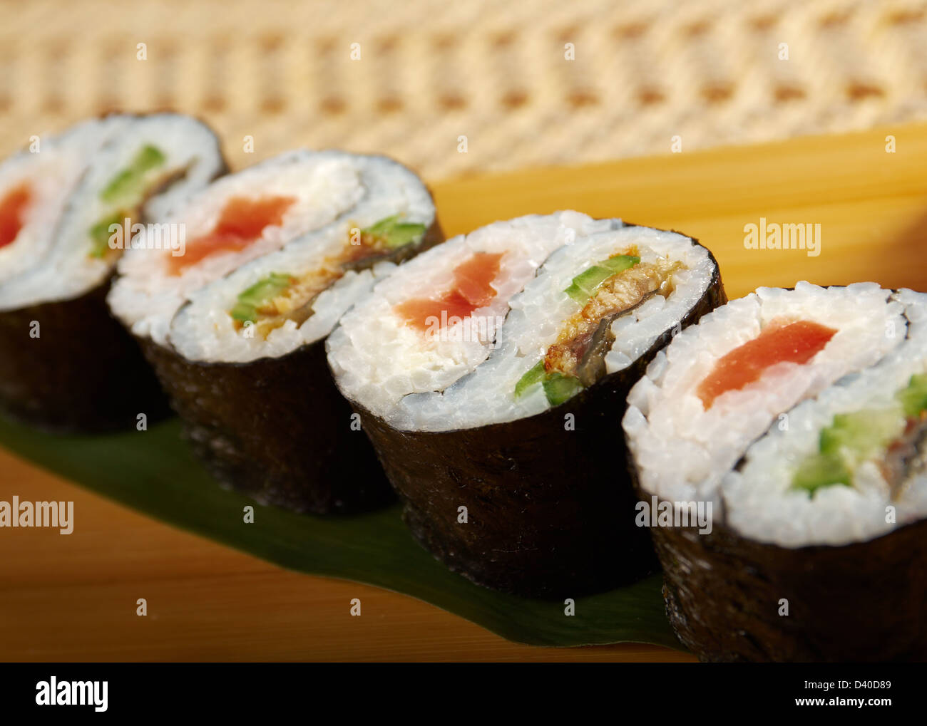 I sushi giapponesi La cucina tradizionale cibo giapponese.Rotolo di pesce affumicato Foto Stock