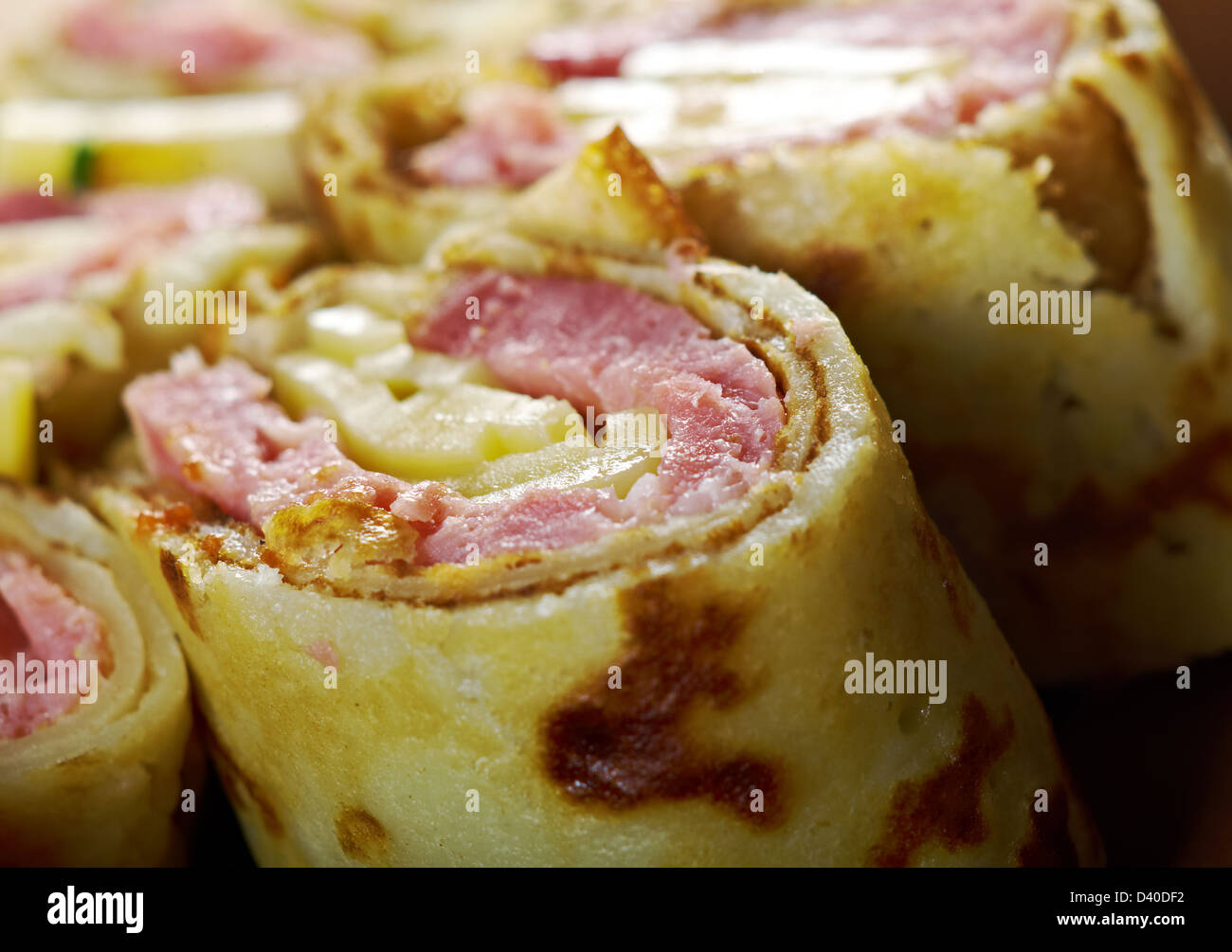 Laminati frittelle ripiene di prosciutto e formaggio. Profondità di campo. Foto Stock