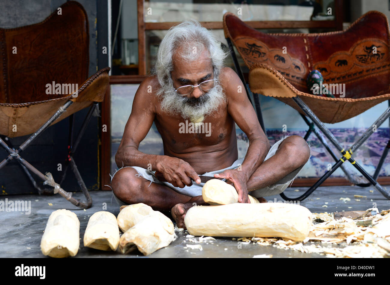 Una maschera artista che lavora su una nuova maschera a Galle, Sri Lanka. Foto Stock