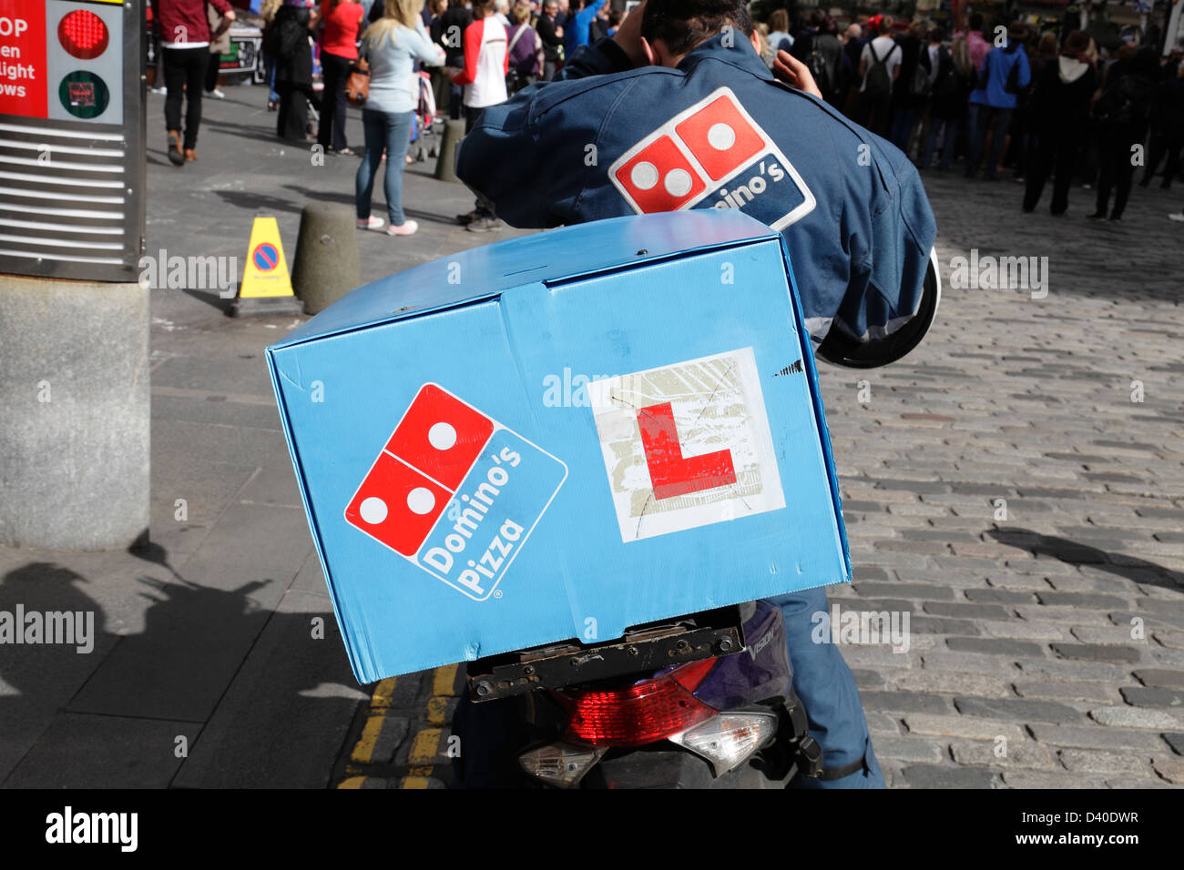 Domino's pizze consegnato con lo scooter, Scotland, Regno Unito Foto Stock