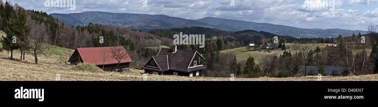 Dily Hazovicke sopra Valasska Luby con frazioni, alberi isolati e colline sullo sfondo in Repubblica Ceca Foto Stock