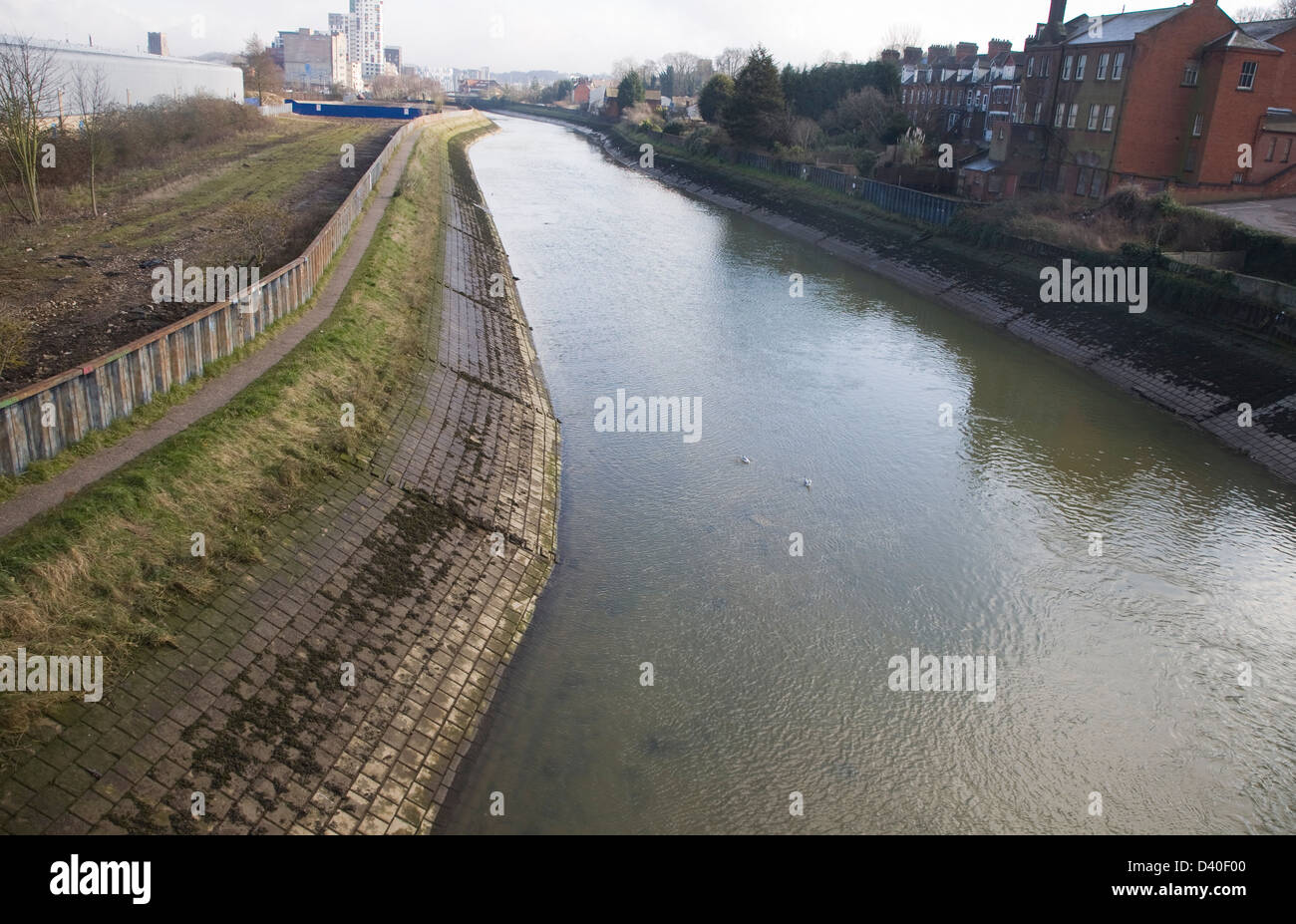 Calcestruzzo di rinforzo revetments fiume per aumentare il rendimento di canale, Fiume Gipping, Ipswich, Suffolk, Inghilterra Foto Stock