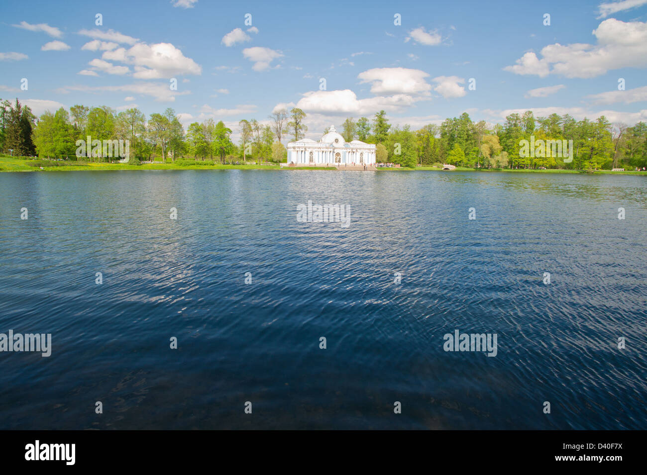 Grande e bella vecchia casa sul lago Foto Stock