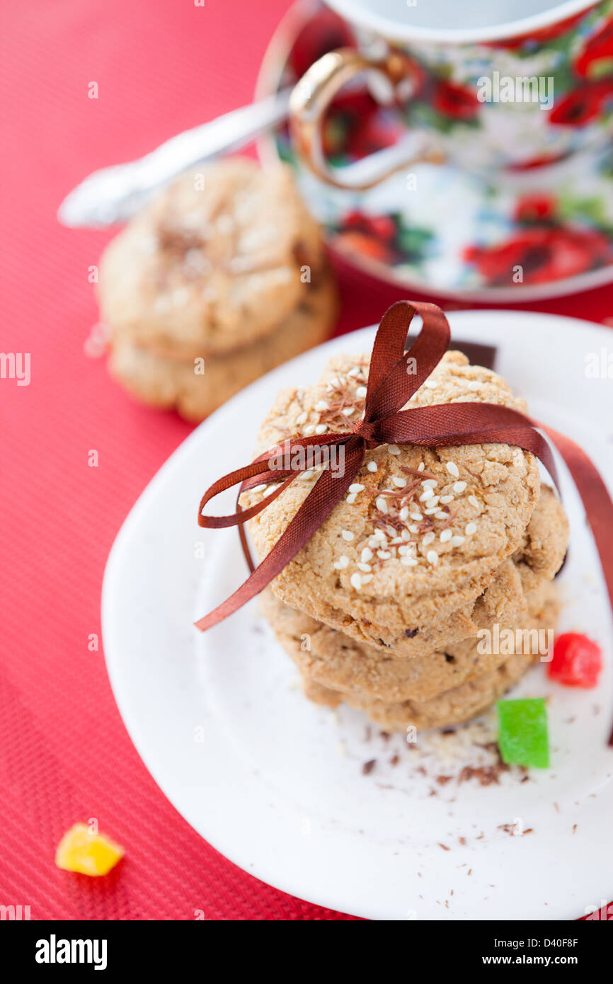 Pila di biscotti di avena e una tazza di tè, primo piano Foto Stock