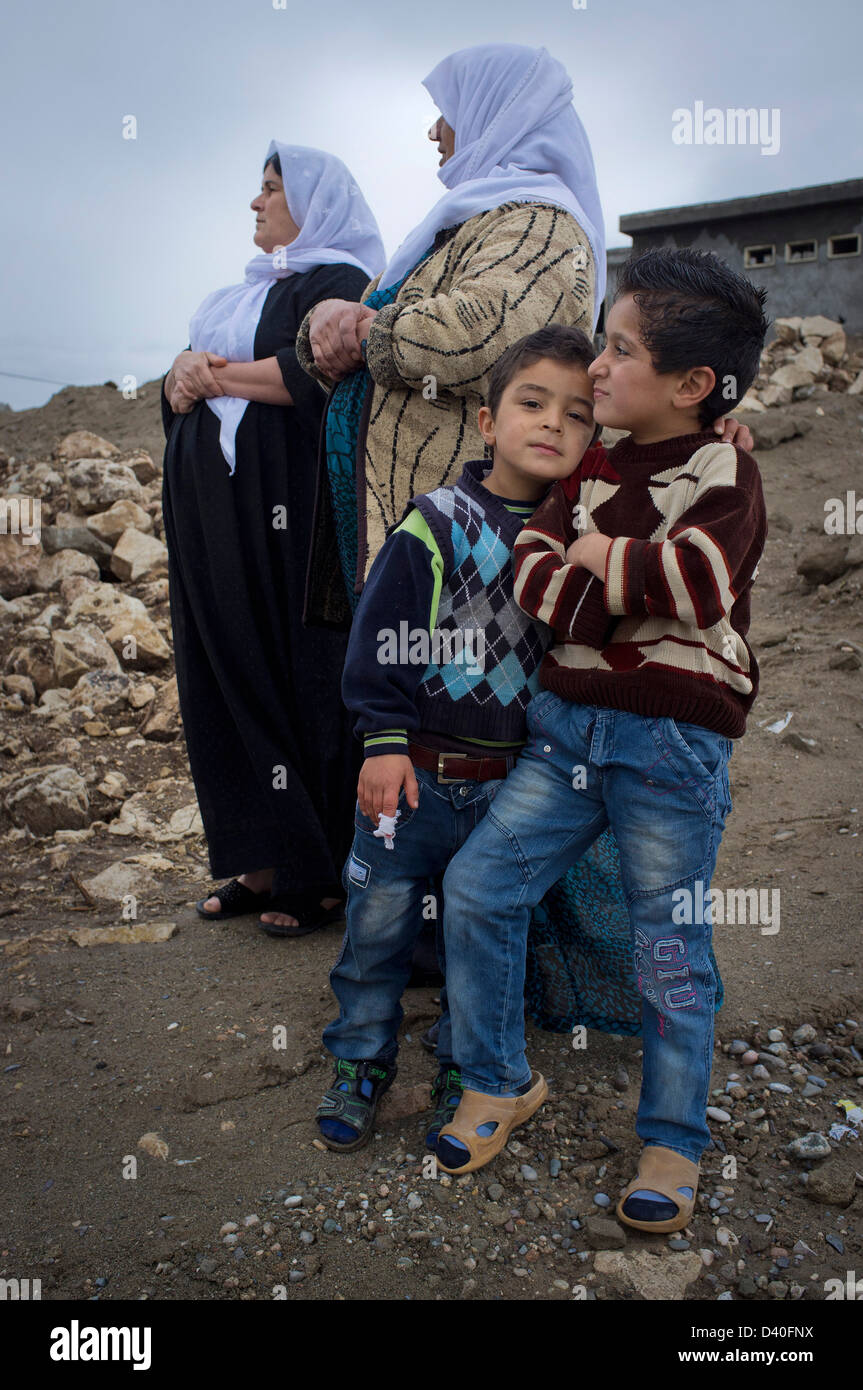 I bambini nel conflitto-colpire il villaggio di Dasht Mir Sari nel Kurdistan iracheno. Foto Stock