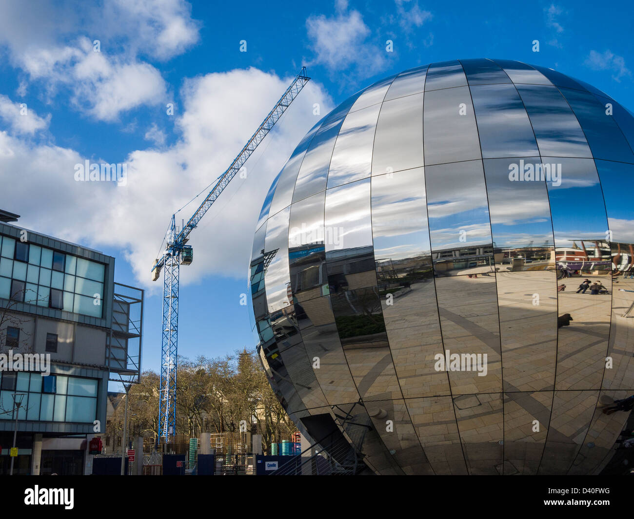 Il planetarium in Millennium Square con una gru da cantiere dietro, Bristol, Inghilterra. Foto Stock