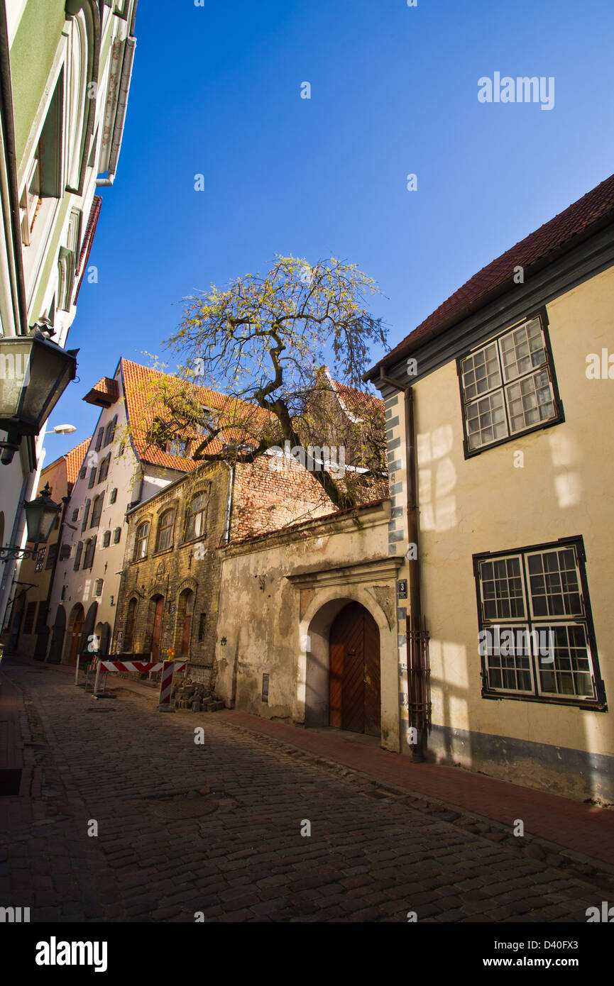 Camminare sulle strade storiche del centro storico di Riga Foto Stock