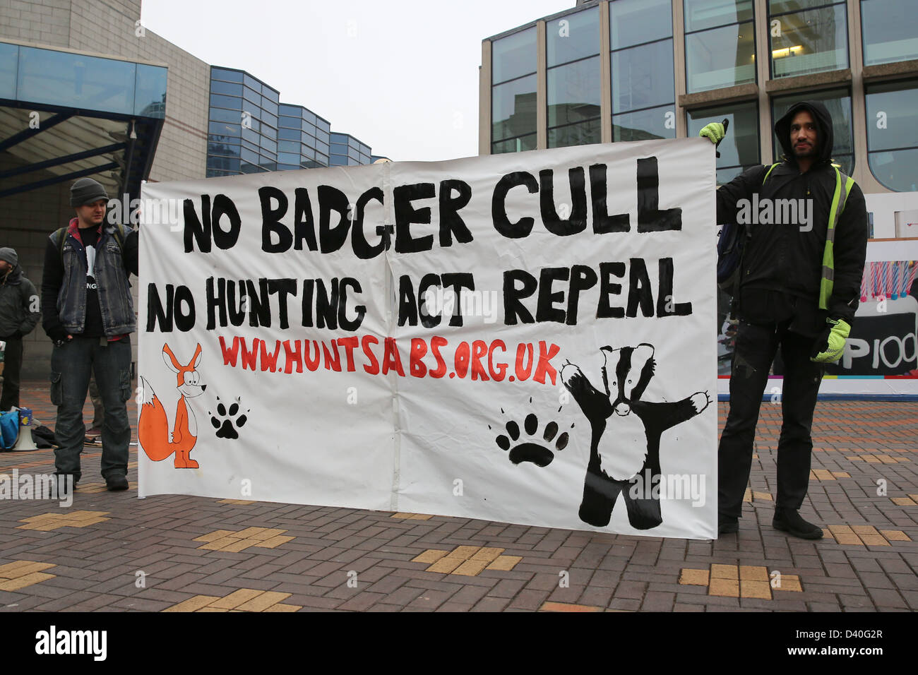 I diritti degli animali i dimostranti fuori il sindacato nazionale degli agricoltori conferenza protestando circa il badger cull Foto Stock