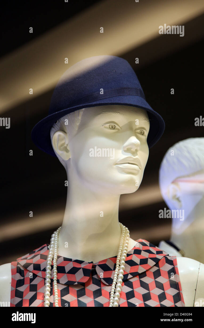 Si tratta di una foto di un modello di plastica in una vetrina della boutique di moda durante la vendita. Si tratta di una chiusura sulla testa Foto Stock