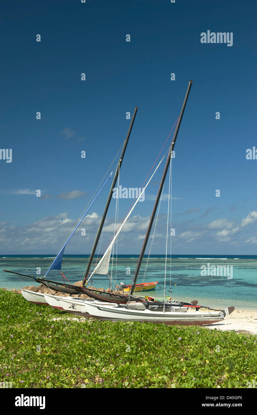 Una barca sulla spiaggia di La Dique nelle Seychelles Foto Stock