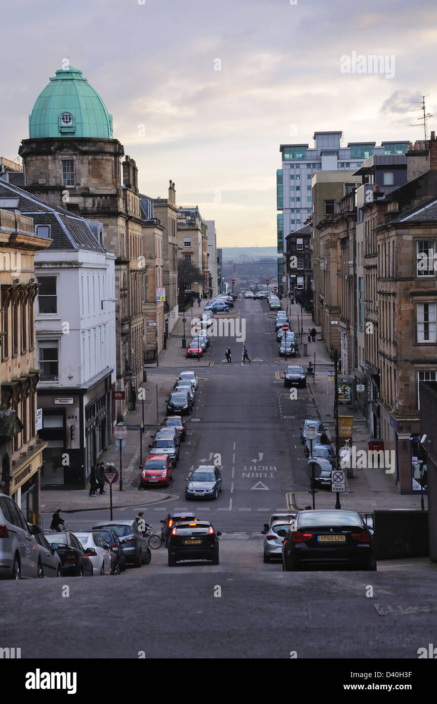 Dalhousie Street attraversamento in Douglas Street con la cupola in rame Città di Glasgow società accogliente edificio (in alto a sinistra), Glasgow, Scotland, Regno Unito Foto Stock