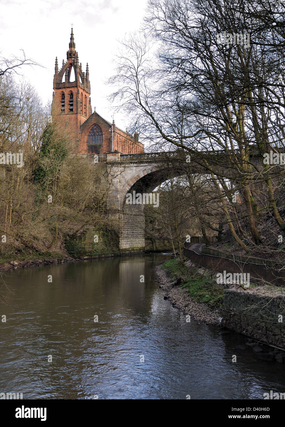 Il fiume Kelvin al ponte di Belmont Street e la chiesa Kelvin Stevenson Memorial nel West End di Glasgow Foto Stock