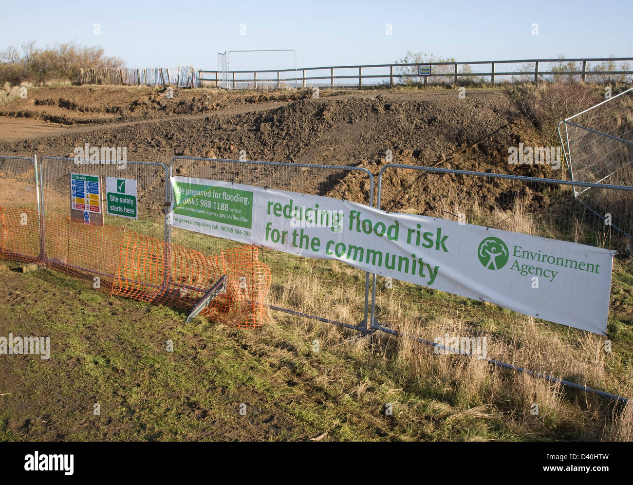 Agenzia per l'ambiente di lavoro di emergenza per riparare i danni provocati dalla tempesta a East Lane, Bawdsey, Suffolk, Inghilterra Foto Stock