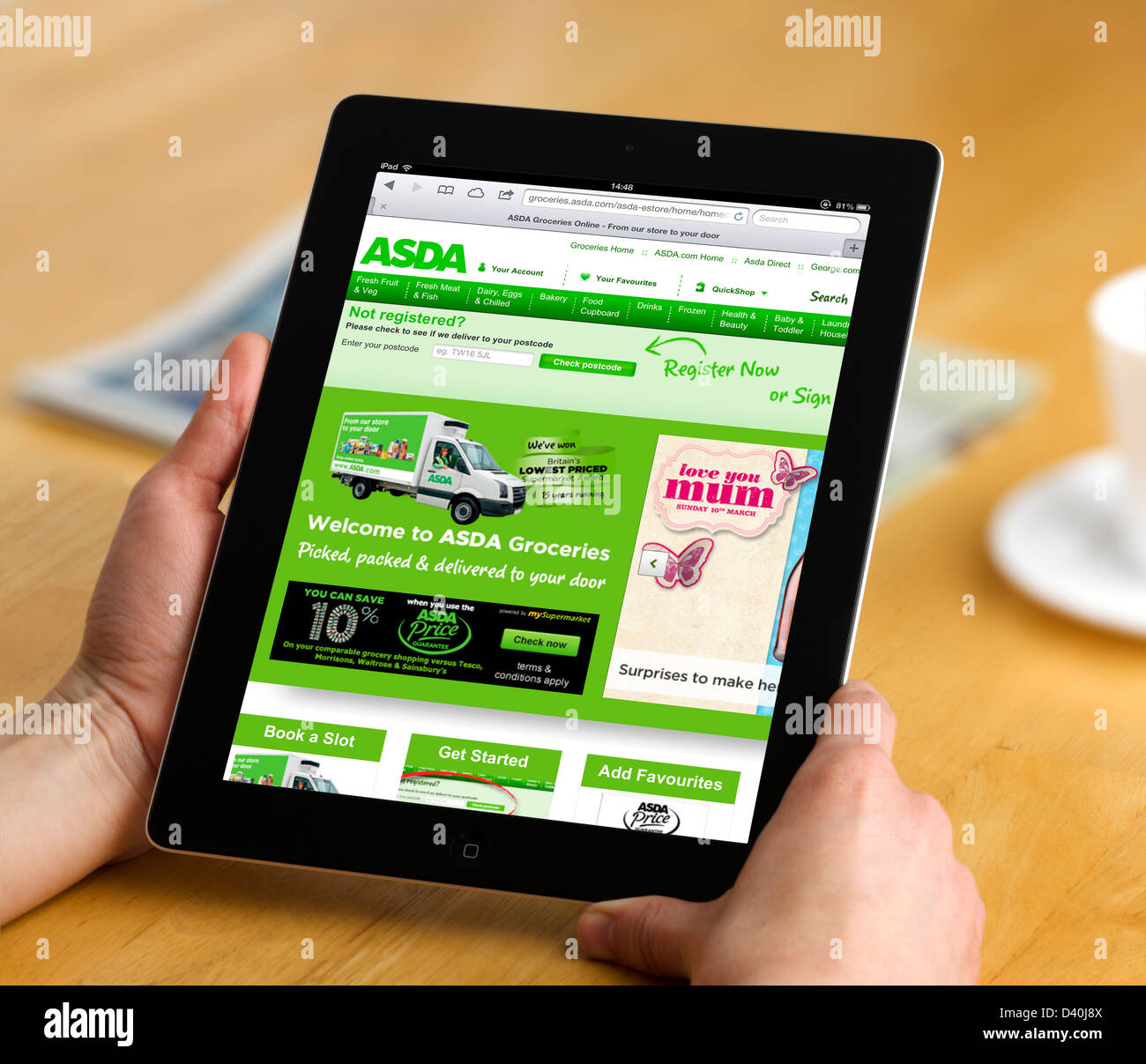 Il cibo lo shopping online sul sito web di ASDA con una quarta generazione di Apple iPad Foto Stock